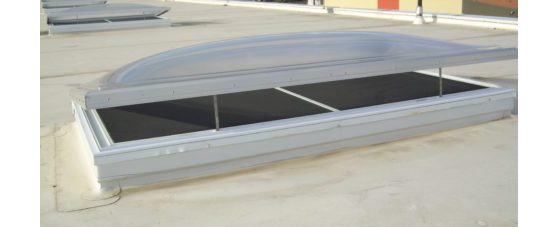Electric venting skylight with aluminum curbs
