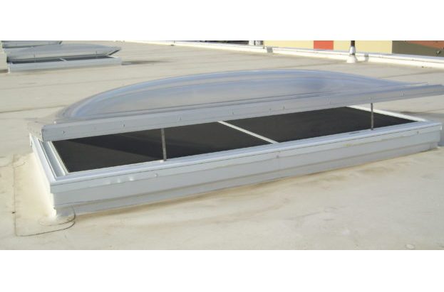 Electric venting skylight with aluminum curbs