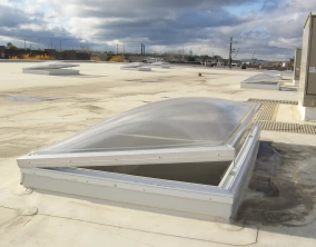 Electric venting skylight with aluminum curbs